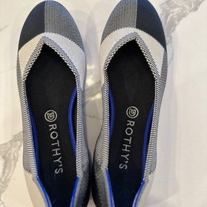 EUC Rothy’s captoe black and cream plaid